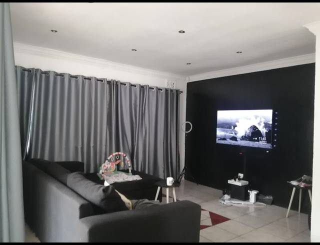 3 BEDROOM PROPERTY TO RENT IN CROSSMOOR